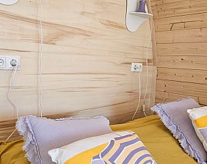 Detail van de slaapkamer in Huisje in Westergeest, Westergeest, met moderne verlichting.