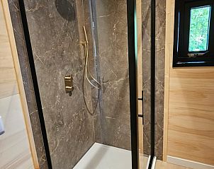 Luxe douche in Huisje in Westergeest, Friesland, met moderne afwerking.