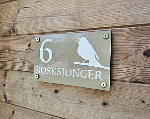 Houten naambord van Vakantiehuis in Westergeest op het Friese platteland.