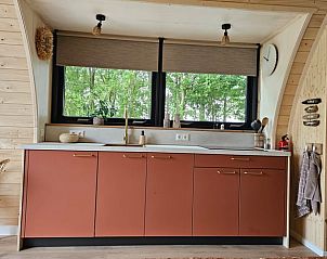 Moderne keuken in Vakantiehuis in Westergeest met uitzicht op het Friese platteland.