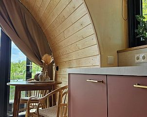 Eethoek in Vakantiehuis in Westergeest met uitzicht op het Friese platteland.