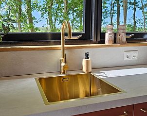 Gouden kraan in de keuken van Vakantiehuis in Westergeest op het Friese platteland.