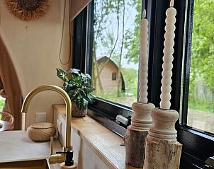 Decoratieve kaarsen in Vakantiehuis in Westergeest met uitzicht op het Friese platteland.