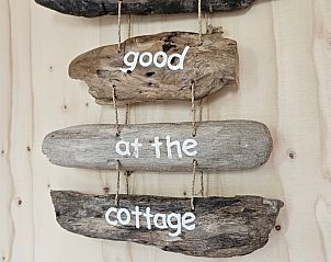 Houten muurdecoratie in Vakantiehuis in Westergeest op het Friese platteland.