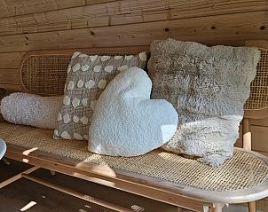 Comfortabele bank met kussens in Vakantiehuis in Westergeest, Friesland.