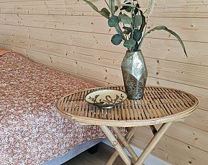 Slaapkamer in Vakantiehuis in Westergeest met houten interieur op het Friese platteland.