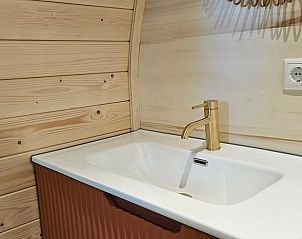 Moderne wastafel in Vakantiehuis in Westergeest op het Friese platteland.