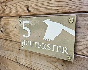 Huisje in Westergeest, naambordje Houtekster op de houten gevel van het vakantiehuis.