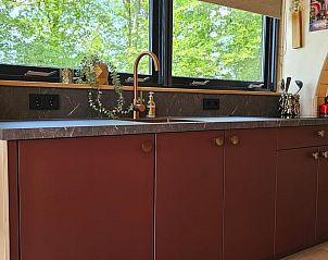 Moderne keuken in Huisje in Westergeest, vakantieaccommodatie in Friesland met uitzicht op de natuur.