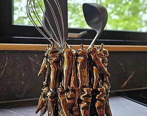 Kookgerei in de keuken van Huisje in Westergeest, sfeervol vakantiehuis op het Friese platteland.