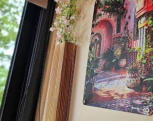 Decoratieve muur met bloemen in Huisje in Westergeest, vakantiehuis op het Friese platteland.