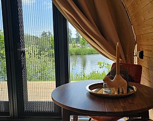 Gezellige eethoek in Huisje in Westergeest met uitzicht op het water in Friesland.