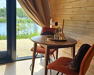 Huisje in Westergeest, sfeervolle eethoek met uitzicht op het Friese platteland.