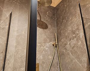 Stijlvolle douche in Huisje in Westergeest, vakantiehuis op het Friese platteland.