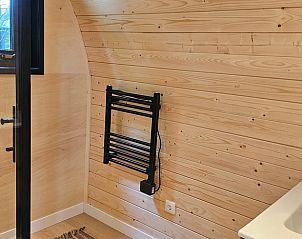 Badkamer met houten afwerking in Huisje in Westergeest, vakantieaccommodatie in Friesland.