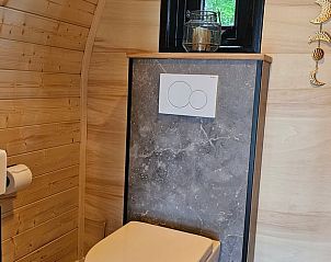 Stijlvolle toiletruimte in Huisje in Westergeest, vakantiehuis op het Friese platteland.