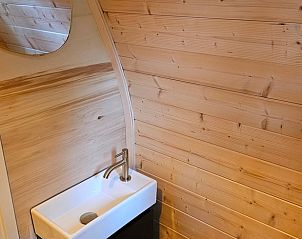 Moderne wastafel in Huisje in Westergeest, vakantieaccommodatie in Friesland.