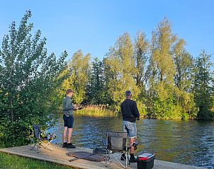 Vissen aan het water bij Huisje in Westergeest, vakantiehuis op het Friese platteland.