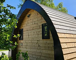 Detail van de houten gevel van Vakantiehuis in Westergeest, een charmante vakantiewoning in de natuur van Friesland.