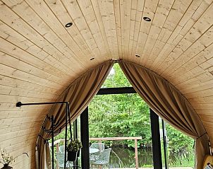 Gezellige binnenruimte van Vakantiehuis in Westergeest, met uitzicht op de natuur van het Friese platteland.