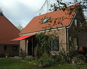 Vakantiehuis in Scherpenzeel met rode dakpannen, ideaal gelegen in het serene Friesland.