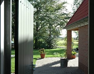 Uitzicht vanuit de voordeur van Huisje in Scherpenzeel op het Friese platteland.