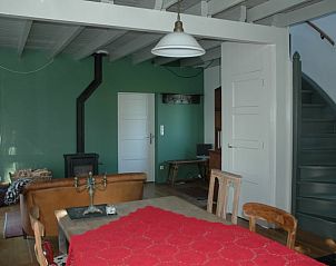 Eetkamer en woonkamer in het vakantiehuis in Scherpenzeel met knusse inrichting.