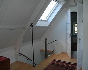 Trap naar boven in Huisje in Scherpenzeel, leidt naar comfortabele slaapkamers.