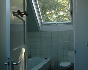 Badkamer in het vakantiehuis in Scherpenzeel met natuurlijke lichtinval en moderne voorzieningen.
