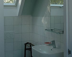 Compacte badkamer in Huisje in Scherpenzeel, ideaal voor een comfortabel verblijf.