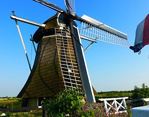 Traditionele windmolen in de buurt van Vakantiehuis in Scherpenzeel, Friesland.