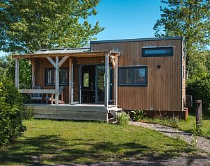 Vakantiehuis in Scherpenzeel met houten veranda op Het Friese platteland, Friesland.