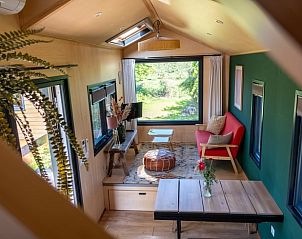 Lichte woonkamer in Vakantiehuis in Scherpenzeel met uitzicht op de natuur in Friesland.