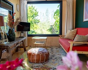 Comfortabele zithoek in Vakantiehuis in Scherpenzeel met uitzicht op de tuin in Friesland.