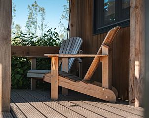Houten terras met zitgelegenheid bij Vakantiehuis in Scherpenzeel, Friesland.