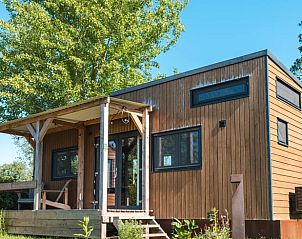 Vakantiehuis in Scherpenzeel met houten gevel in de landelijke omgeving van Friesland.