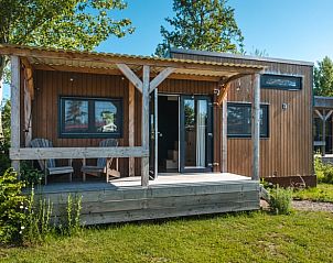Veranda van Vakantiehuis in Scherpenzeel met uitzicht op het Friese landschap.