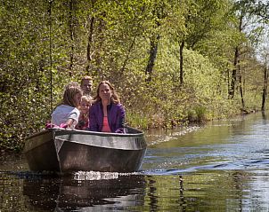 Gezin geniet van een boottocht in de omgeving van Vakantiehuis in Scherpenzeel, Friesland.