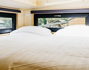 Comfortabele slaapkamer in Vakantiehuis in Scherpenzeel met uitzicht op het Friese platteland.