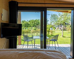 Uitzicht vanuit de slaapkamer van Vakantiehuisje in Scherpenzeel op het Friese platteland.