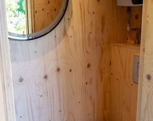 Moderne badkamer van Vakantiehuisje in Scherpenzeel, gelegen op het Friese platteland.