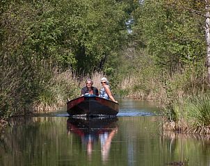 Boottocht door de waterwegen rond Vakantiehuisje in Scherpenzeel, Friesland.