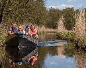 Gezinsuitje op het water nabij Vakantiehuisje in Scherpenzeel, Friesland.