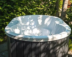Ontspan in de priv hot tub van Vakantiehuis in Scherpenzeel, Friesland.