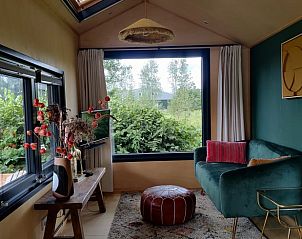 Knusse zithoek in Huisje in Scherpenzeel, vakantiehuis op het Friese platteland.