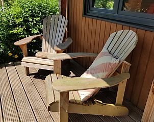 Comfortabele stoelen op de veranda van Huisje in Scherpenzeel, Friesland.