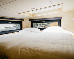 Slaapkamer met uitzicht in Huisje in Scherpenzeel, vakantiehuis in Friesland.