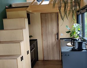 Keuken met trap naar slaapkamer in Huisje in Scherpenzeel, Friesland.