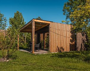 Rustieke veranda bij Vakantiehuis in Scherpenzeel, omgeven door de natuur in Friesland.