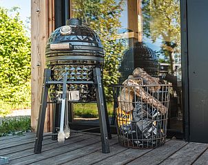 Barbecue op het terras van Vakantiehuis in Scherpenzeel, voor een heerlijke maaltijd in Friesland.